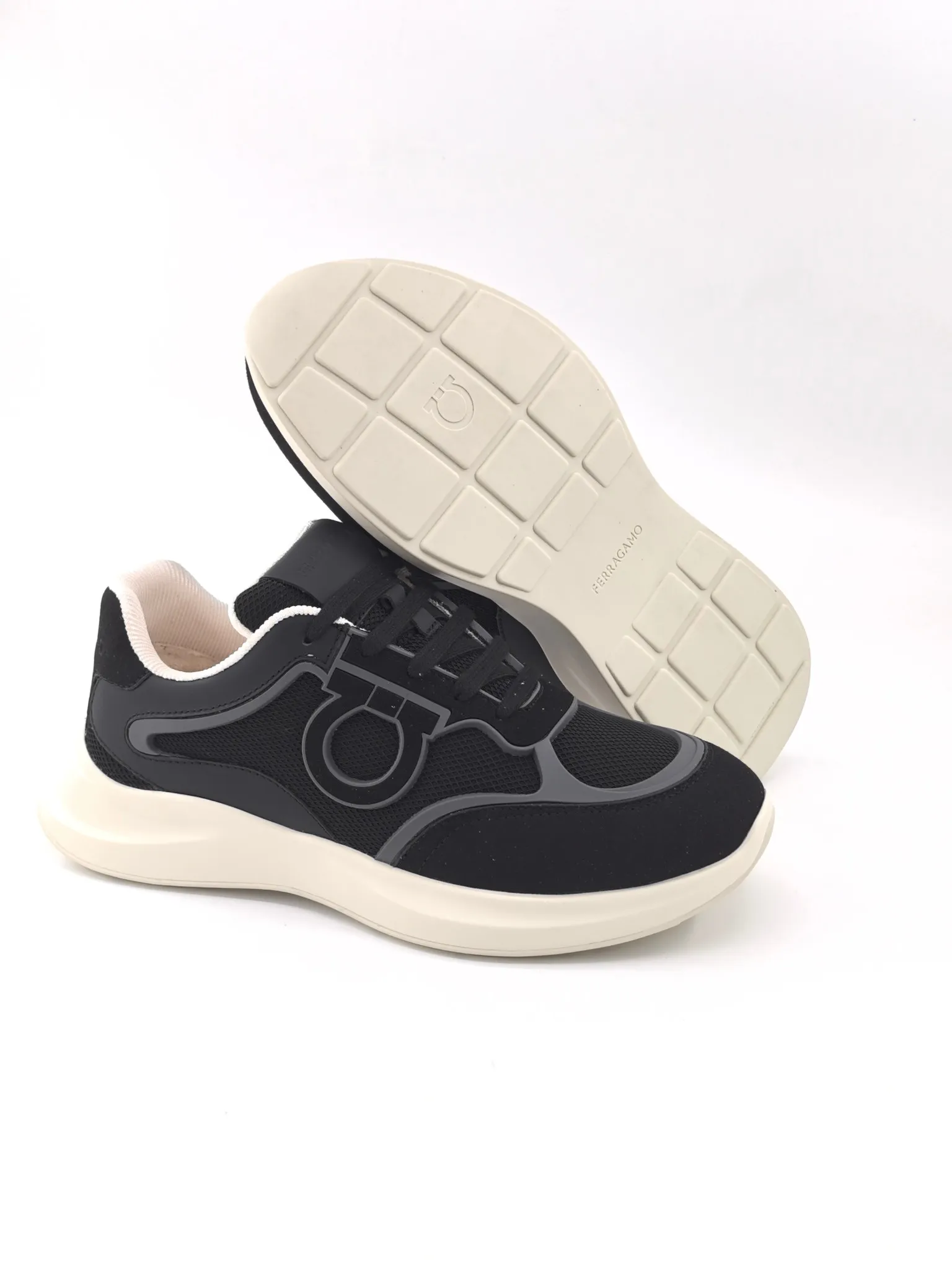 [Ferragamo] Top P: 740💰 Size: 39~44 (38 45 custom-made, non-refundable) 2025 Ferragamo men's new casual sports shoes, sports fashion charm, classic matching colors, elegant style and casual charm complement each other, showing urban fashion style. Rich colors interweave with modern charm, and simple lines outline the silhouette of the bag, interpreting casual aesthetics. Imported calfskin + first layer suede + TPU outsole